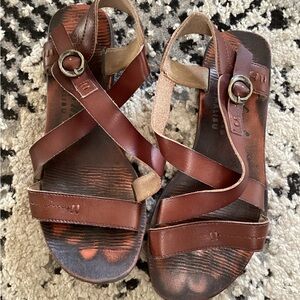 Blowfish Malibu Devon 3 women's strappy sandals in brown oiled leather.
SZ 9